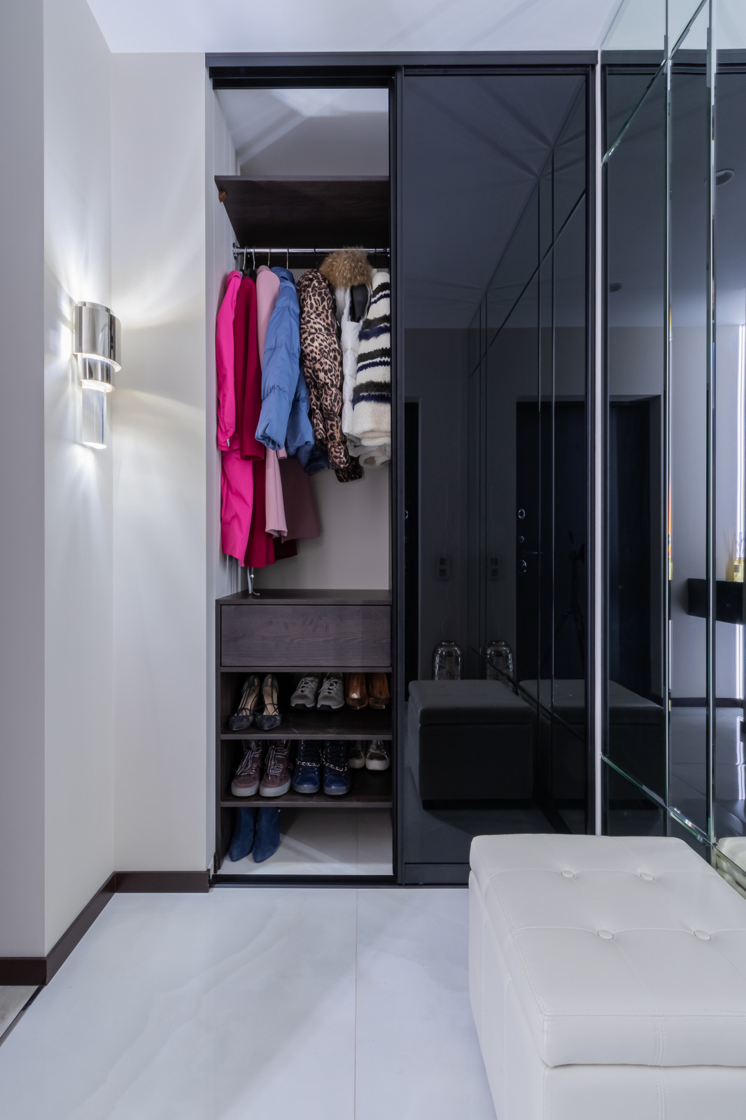 Шкаф-купе для прихожей и подвесной ящик