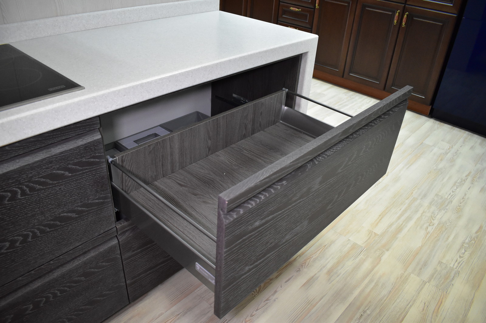 Кухня Пиано с интегрированной ручкой в фасад. Материал шпонированный МДФ