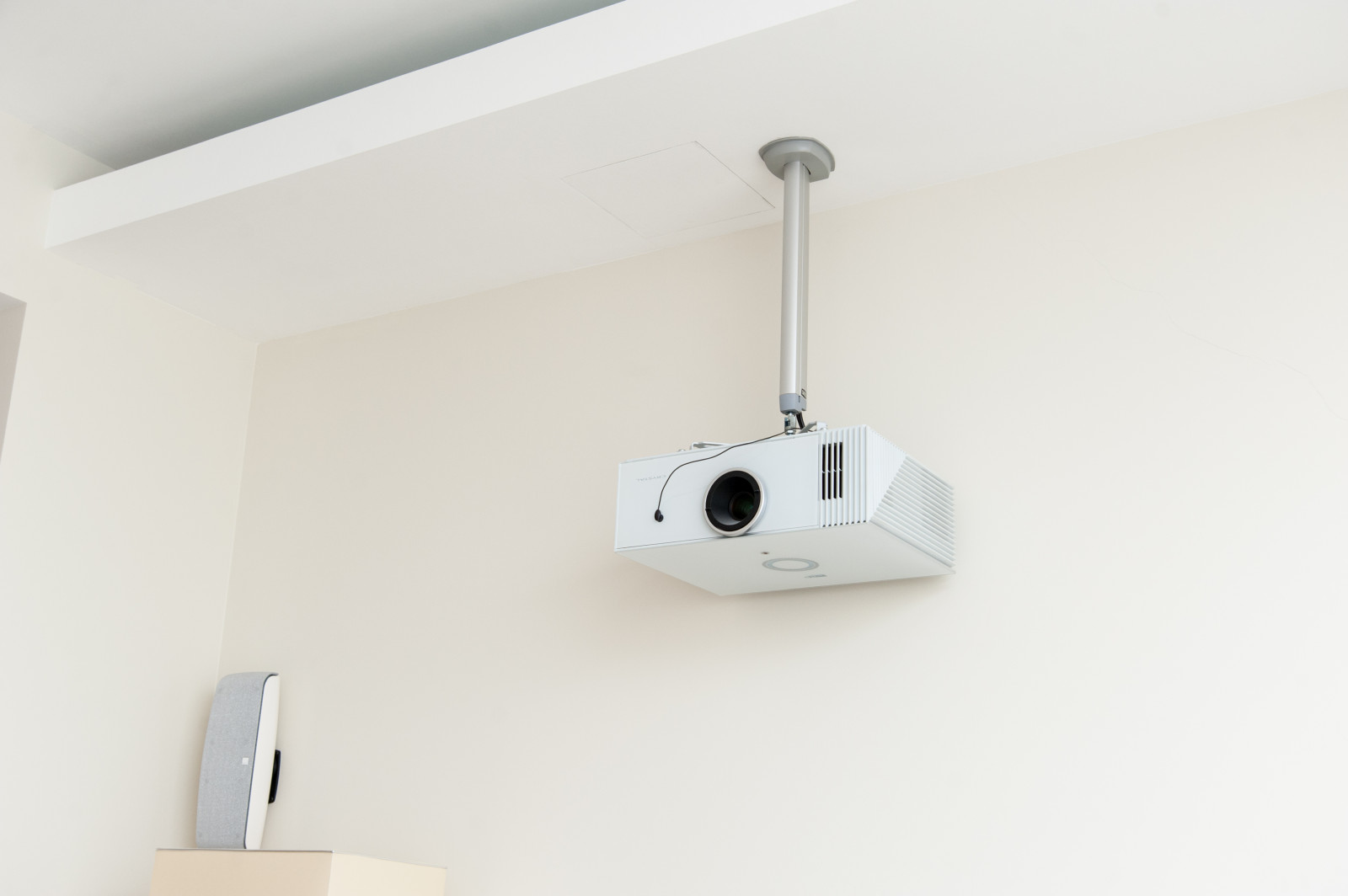 Проектор для домашнего кинотеатра на кроштейне