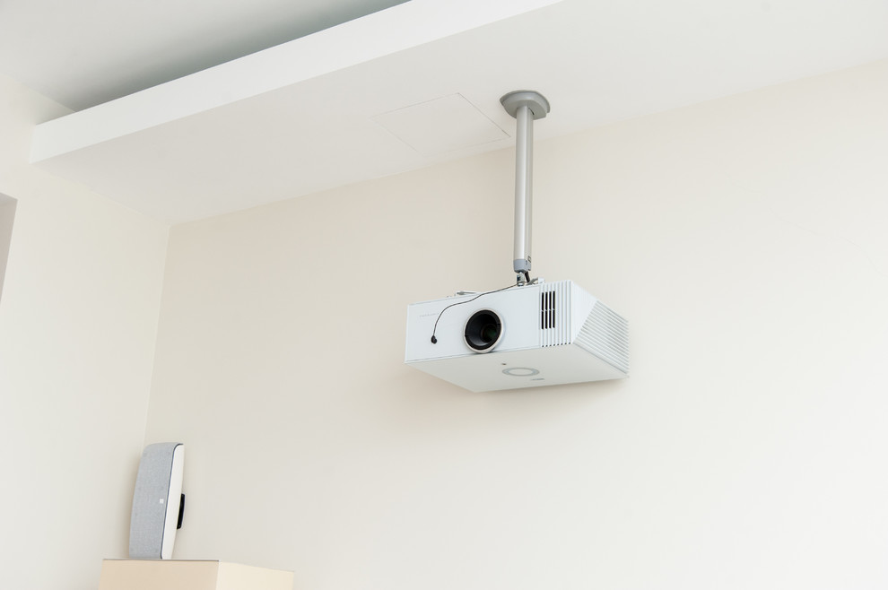 Проектор для домашнего кинотеатра на кроштейне