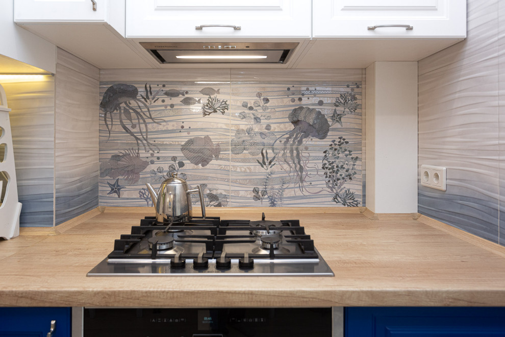 Белая кухня в стиле неоклассика