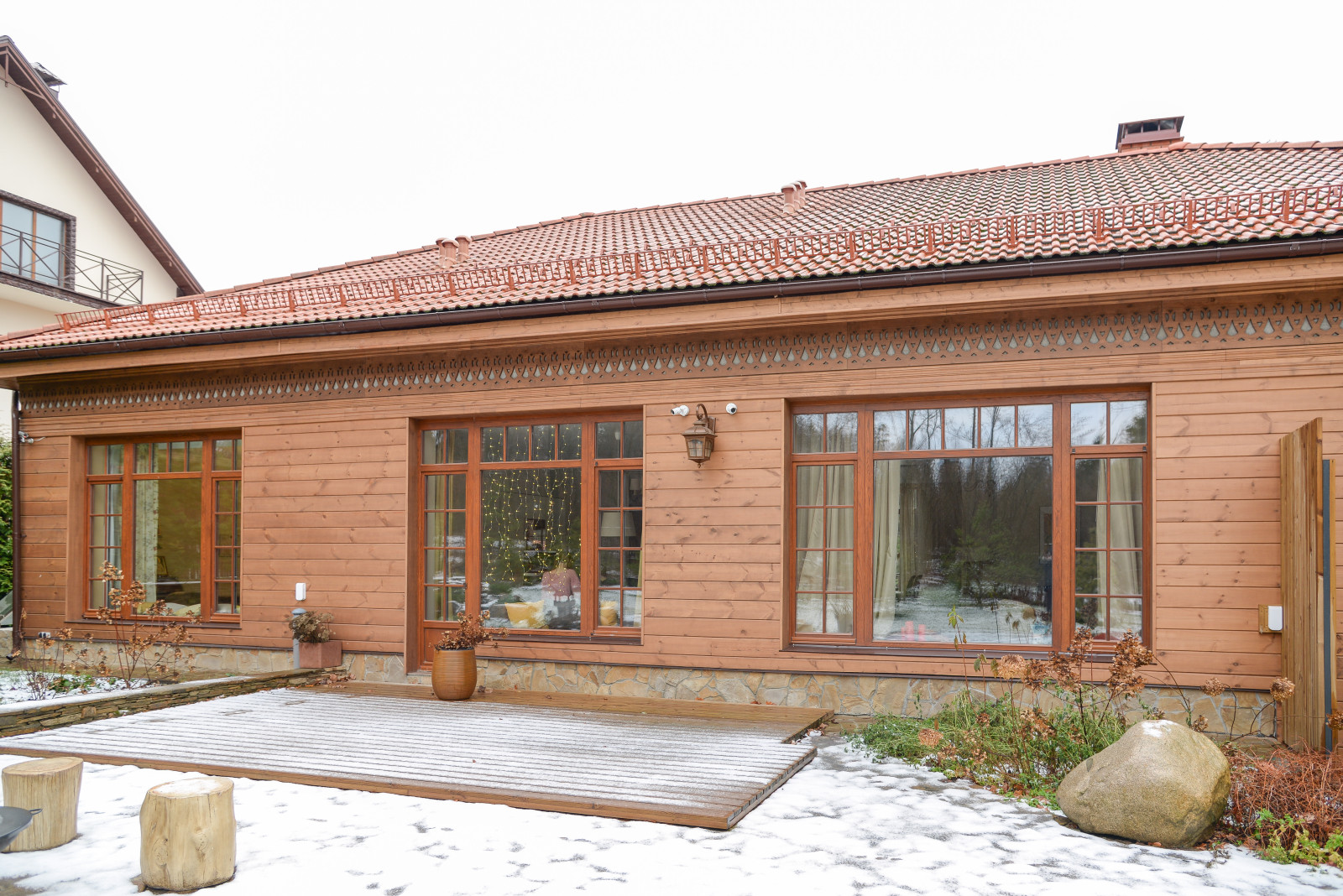 Остекление дома дубовыми окнами