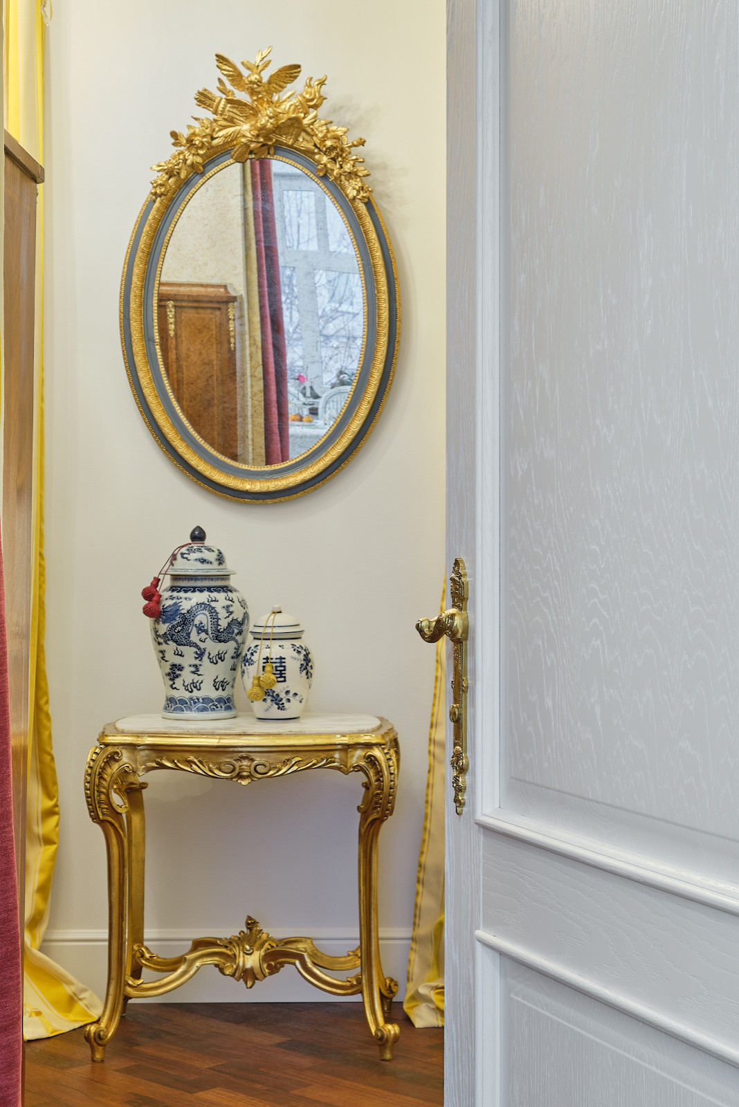 Классический интерьер с Орлеаном в отделке дуб