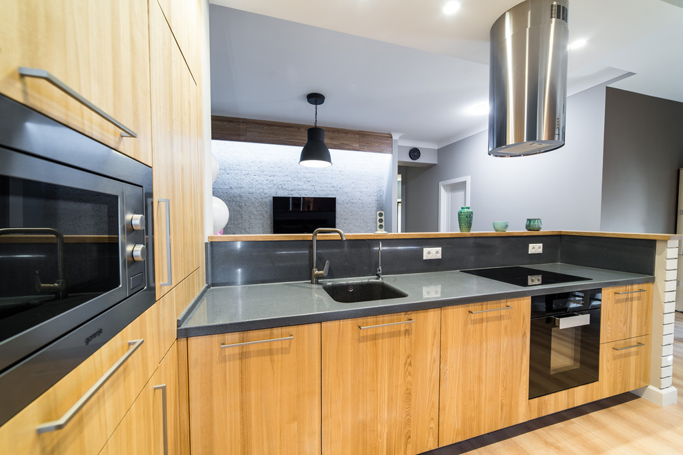 Кухня в современном стиле с фасадами из массива