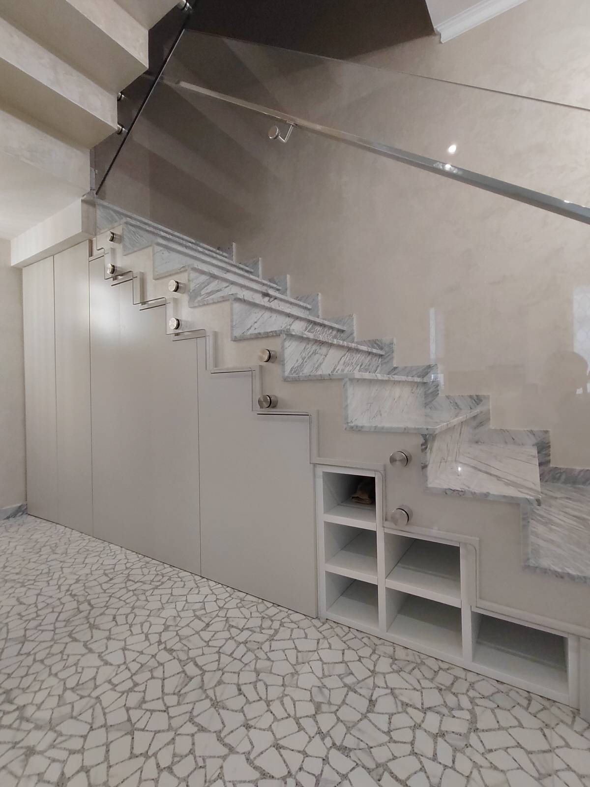 Шкафы под лестницей.