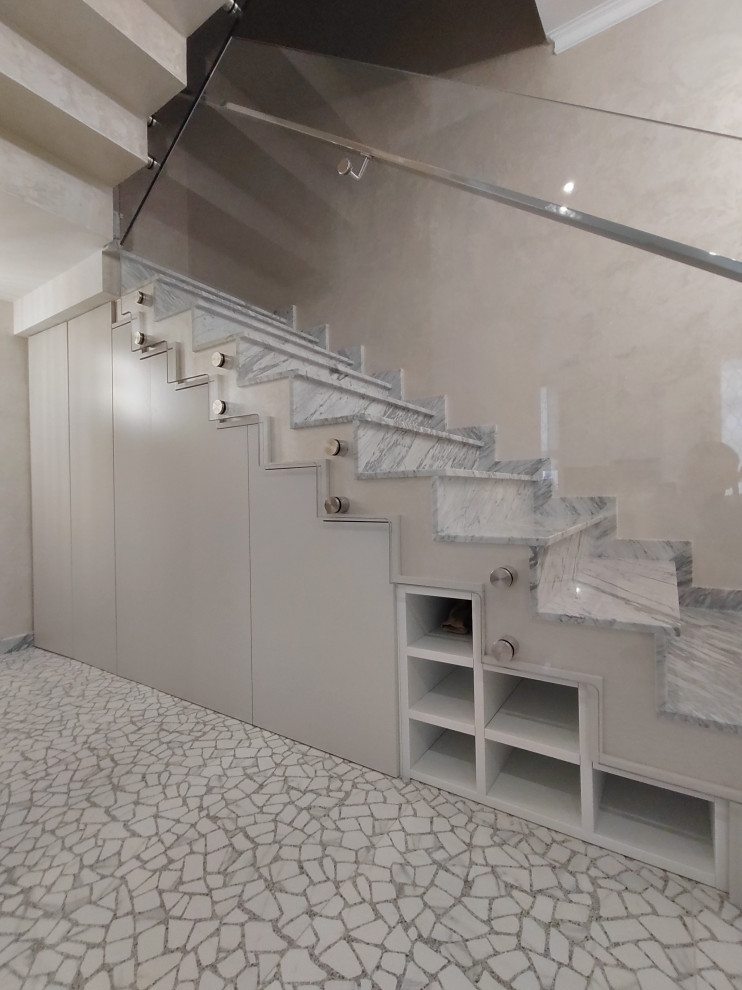 Шкафы под лестницей.