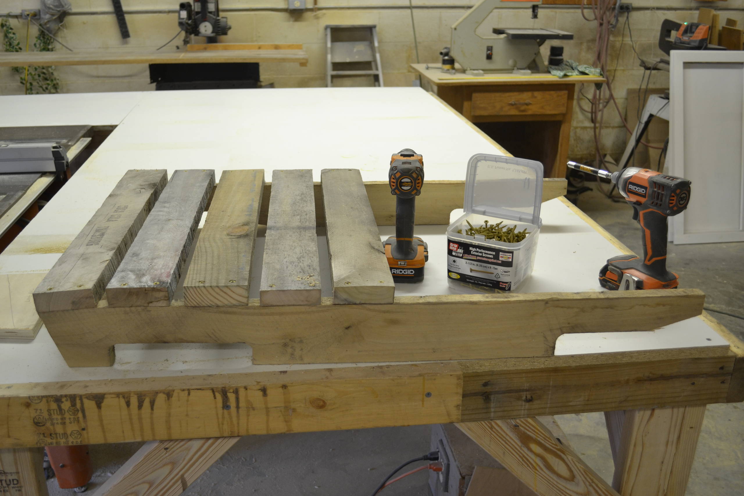 DIY: Кресло из поддонов своими руками для открытой террасы