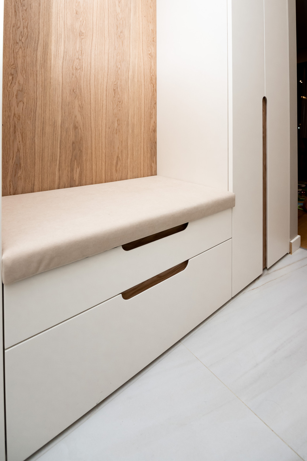 Гардероб и шкаф в прихожую в минималистичном стиле