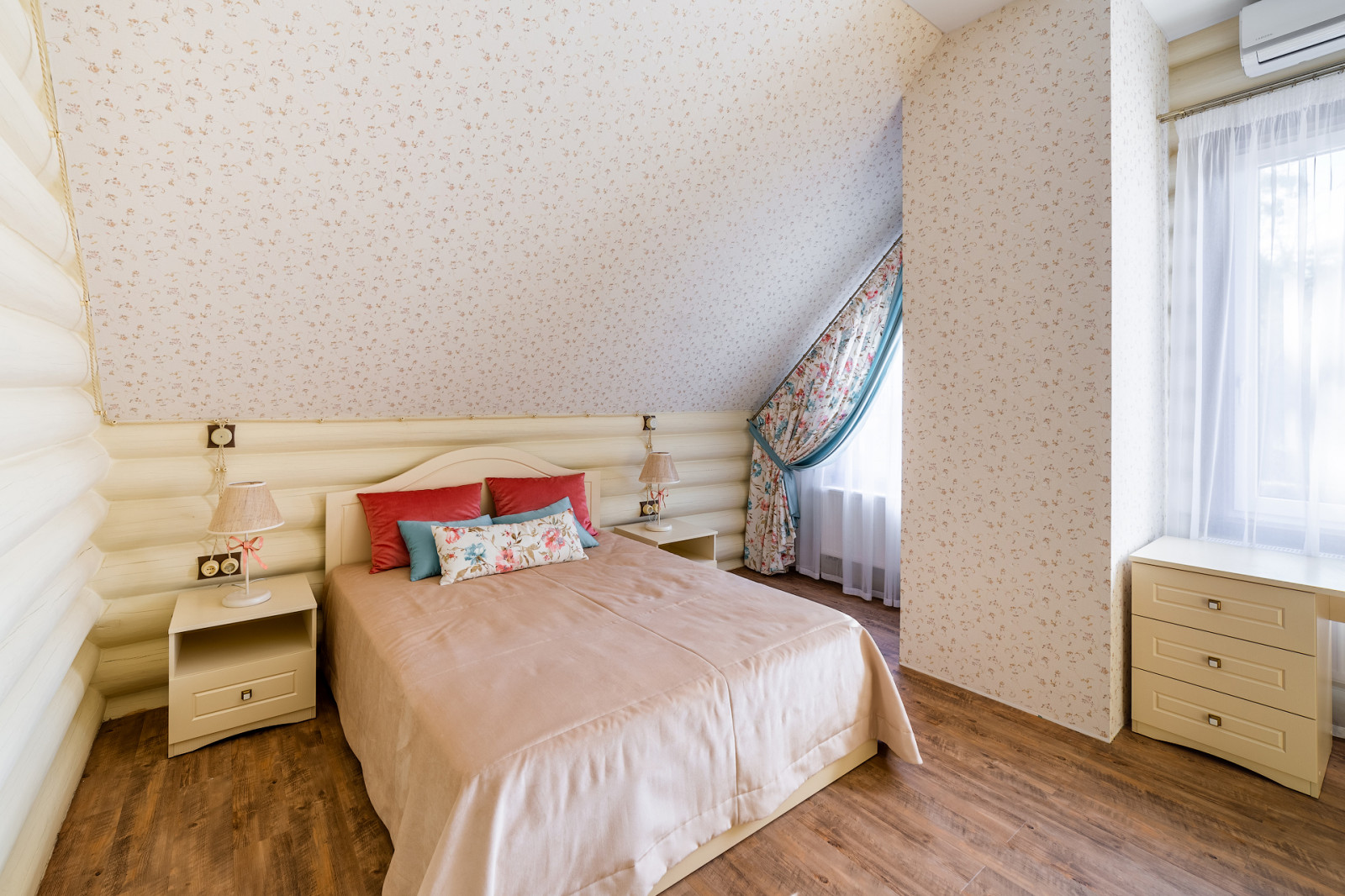 Спальни в доме срубе