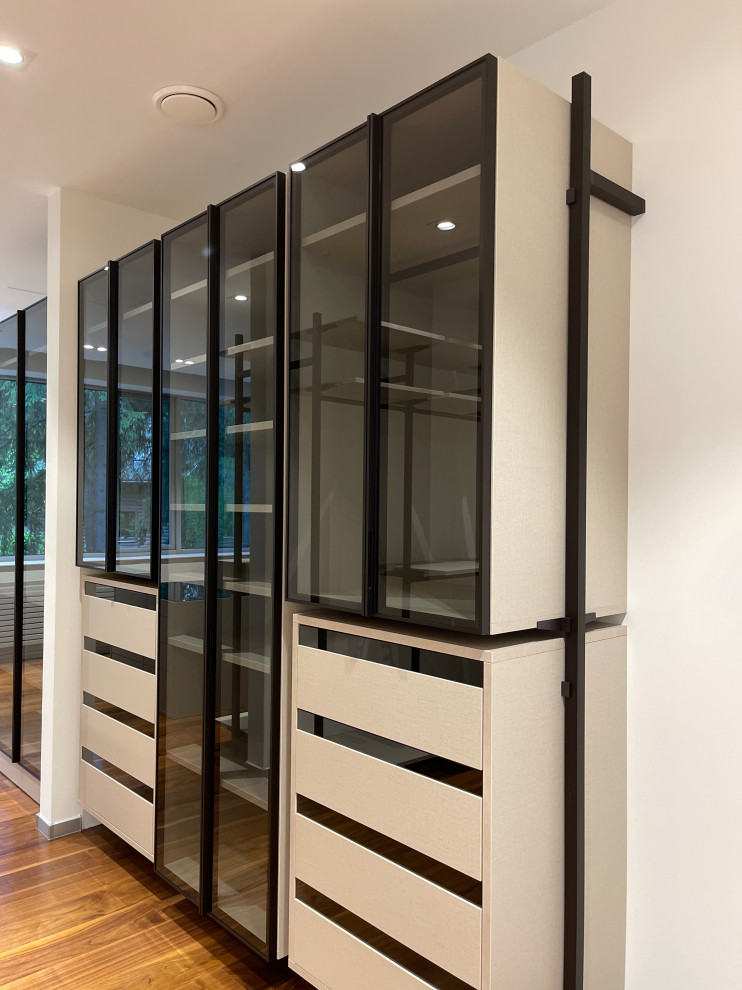 Распашной шкаф с системой RPE raumplus и Гардеробная система UNO raumplus