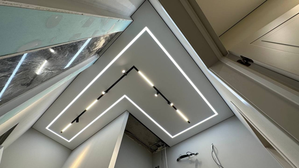 Натяжной потолок с утопленной низковольтной трековой системой Люмфер