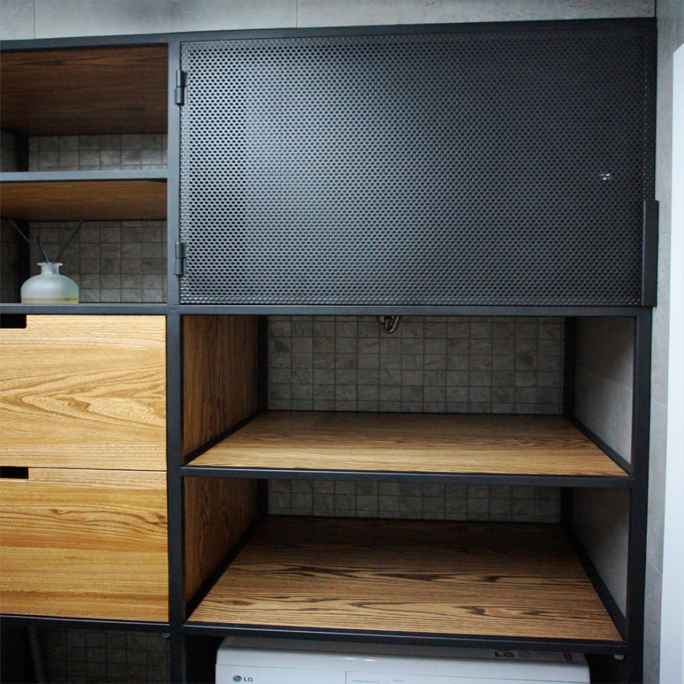 Встроенный шкаф с перфорированными дверцами