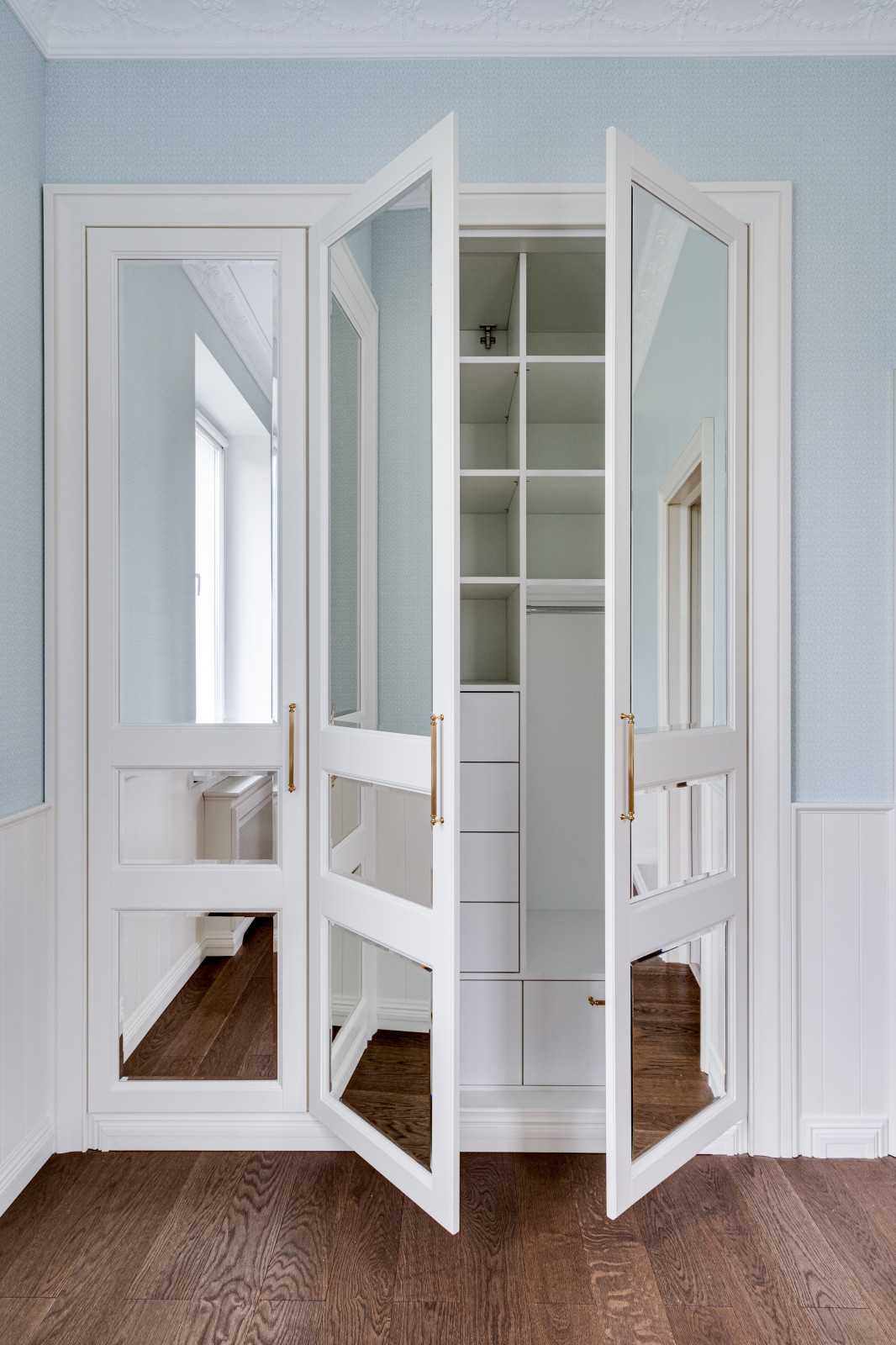 Белый шкаф из массива ольхи 04