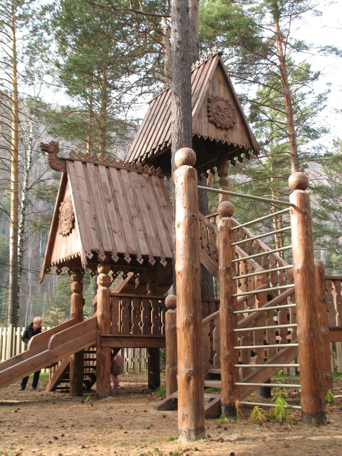 Беседки, горки на игровой площадке. База отдыха " МАНА ".