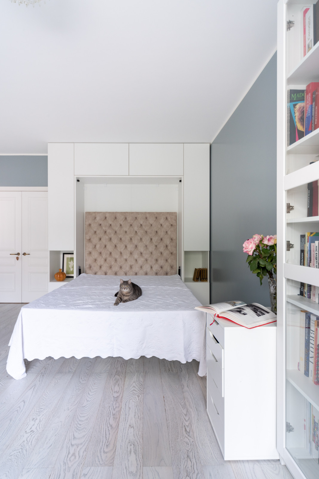 Шкаф кровать в белом цвете