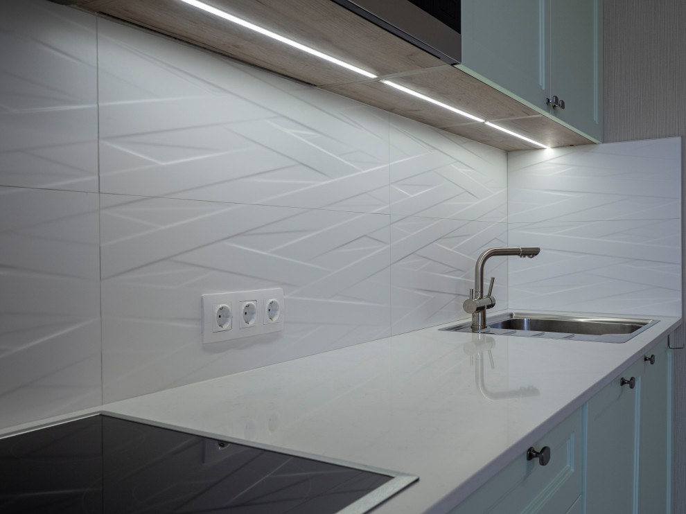 Нежная светло-мятная кухня в стиле неоклассика