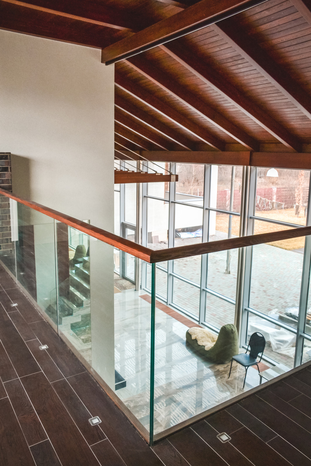 Загородный дом с лестницей-водопадом