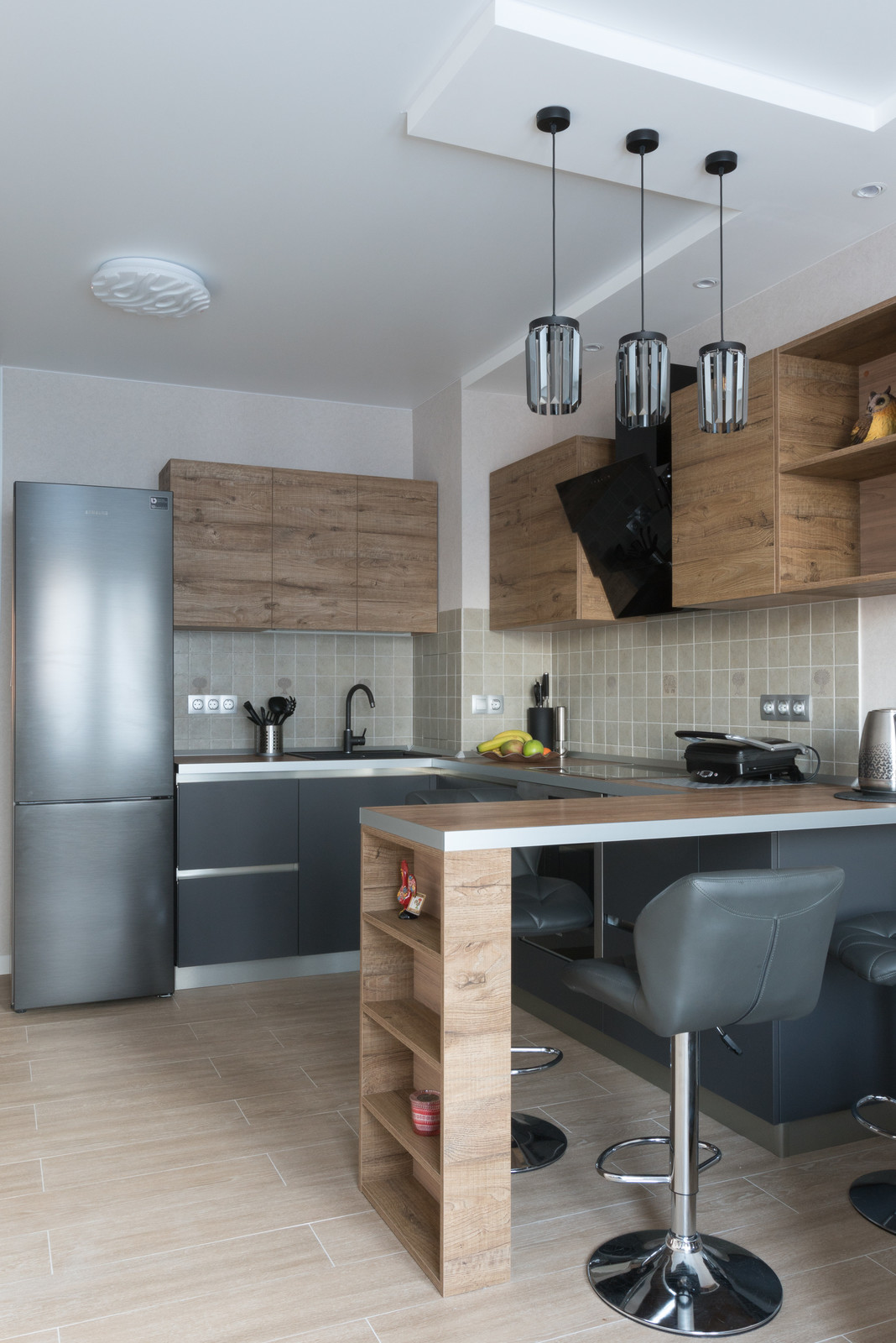 Обложка проекта: Небольшая кухня с полуостровом