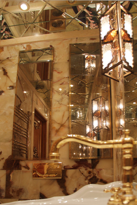 ДИЗАЙН ИНТЕРЬЕРА ВАННОЙ КОМНАТЫ С ОБЛИЦОВКОЙ ИЗ ОНИКСА