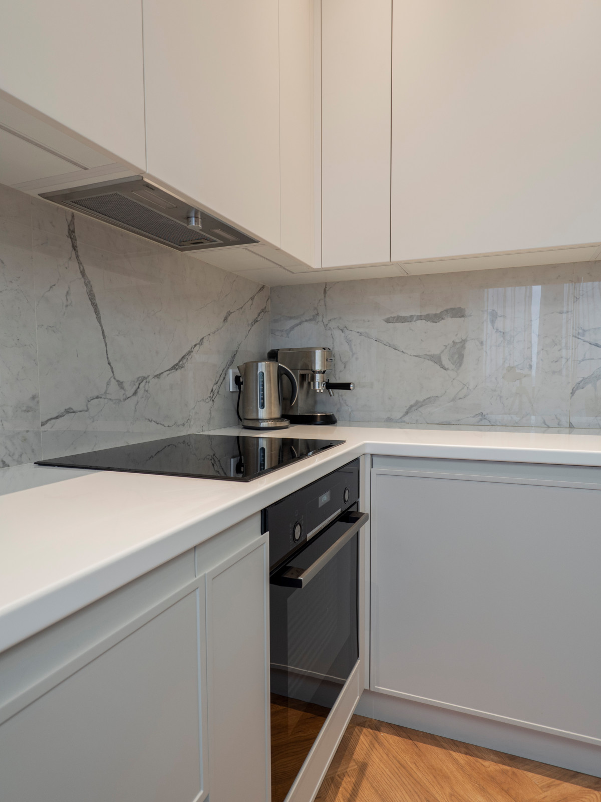 Белая кухня в стиле минимализм