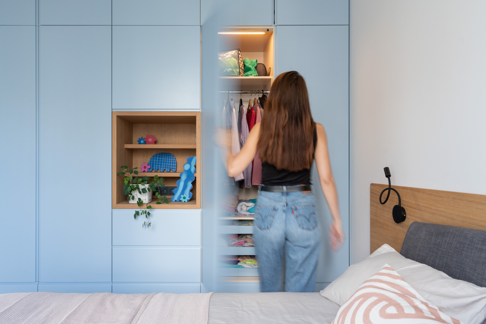 Двухкомнатная квартира с зеленой перегородкой в гостиной