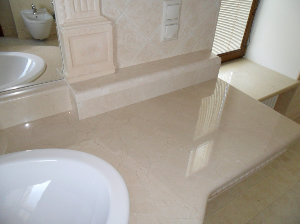 Лестница,подоконники, столешница из испанского мрамора Крема марфил.