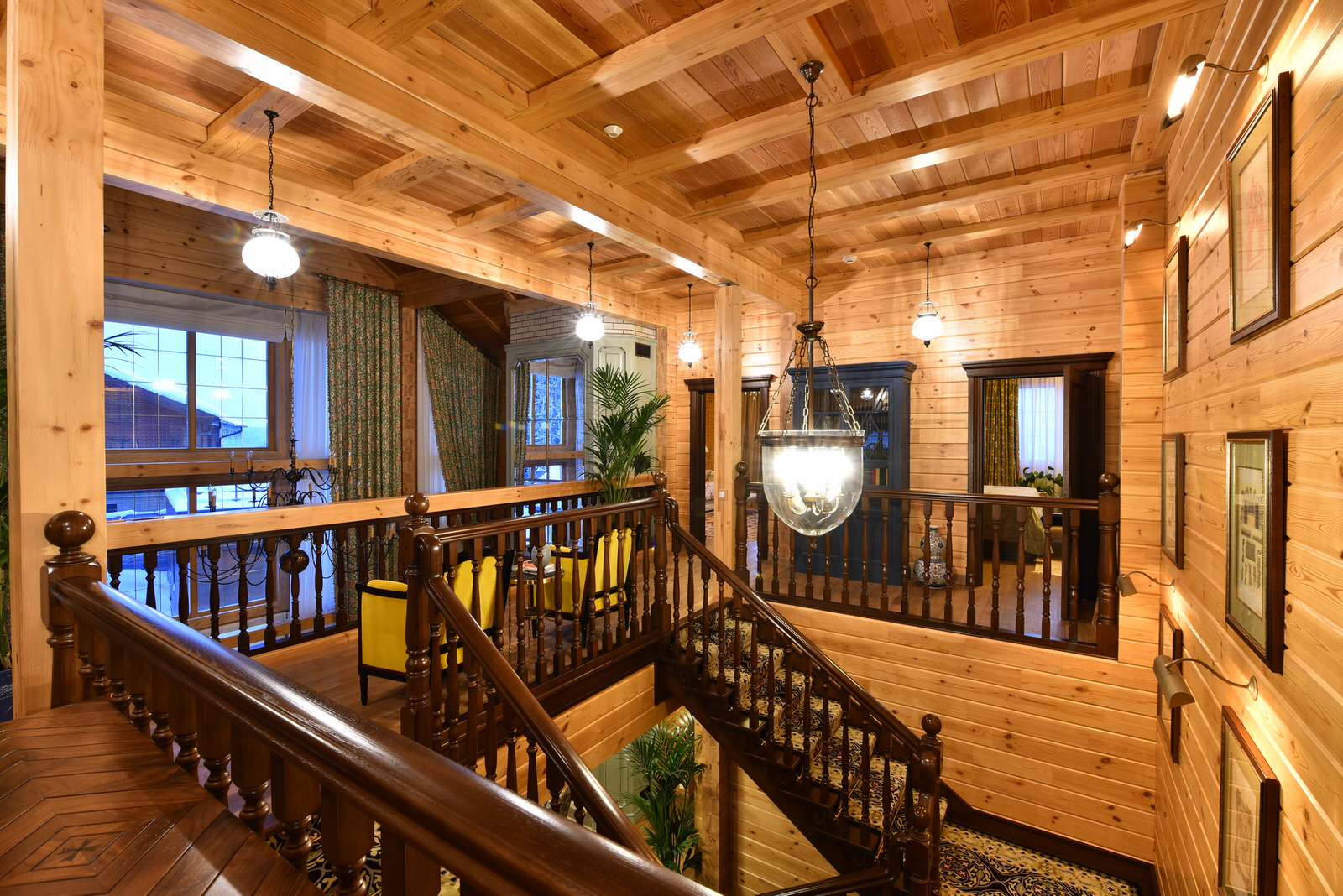 Лестница в доме из клееного бруса