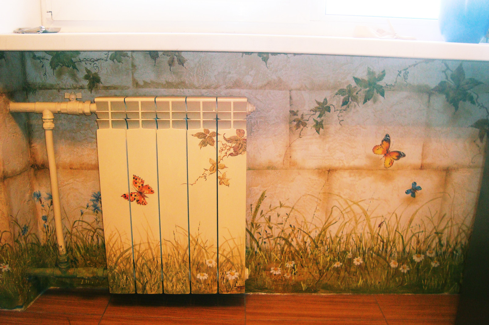 Роспись стены с захватом батареи