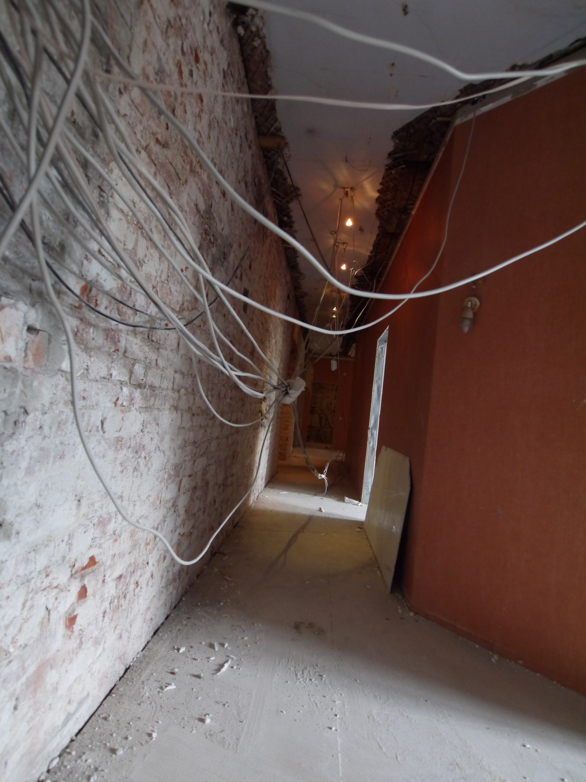 Кирпичная стена, очищенная от штукатурки