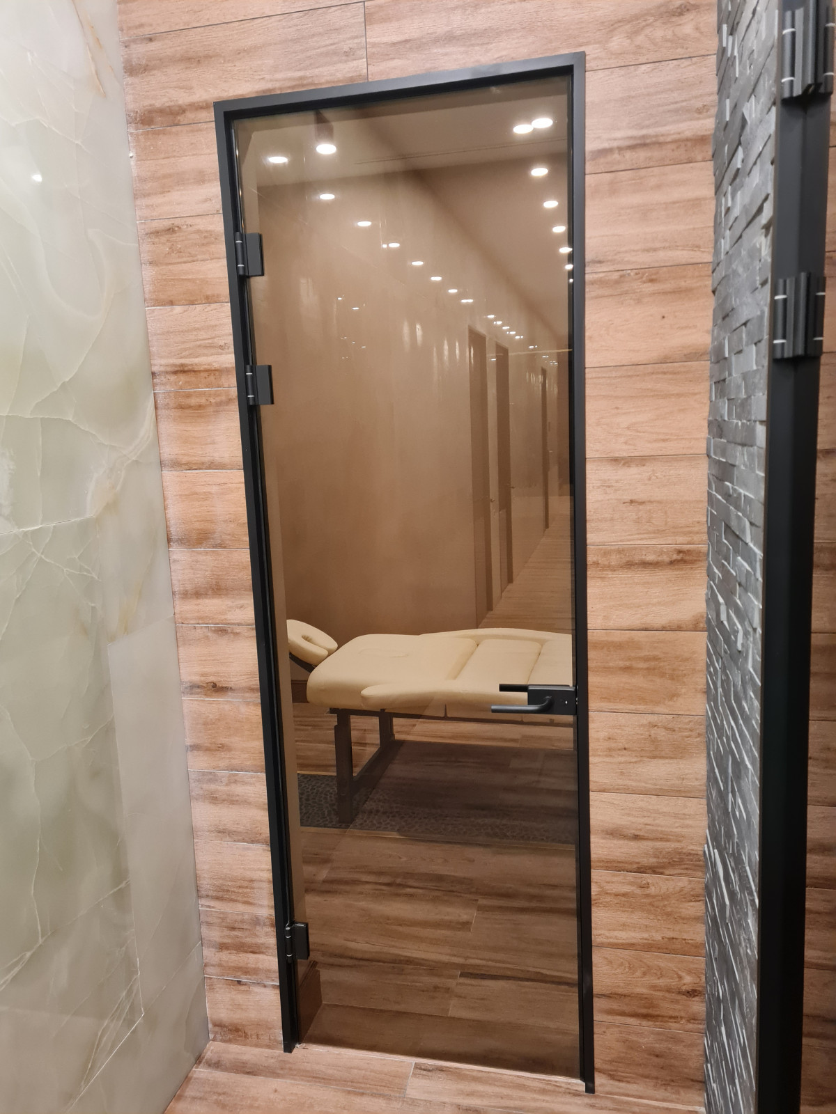 Стеклянные двери