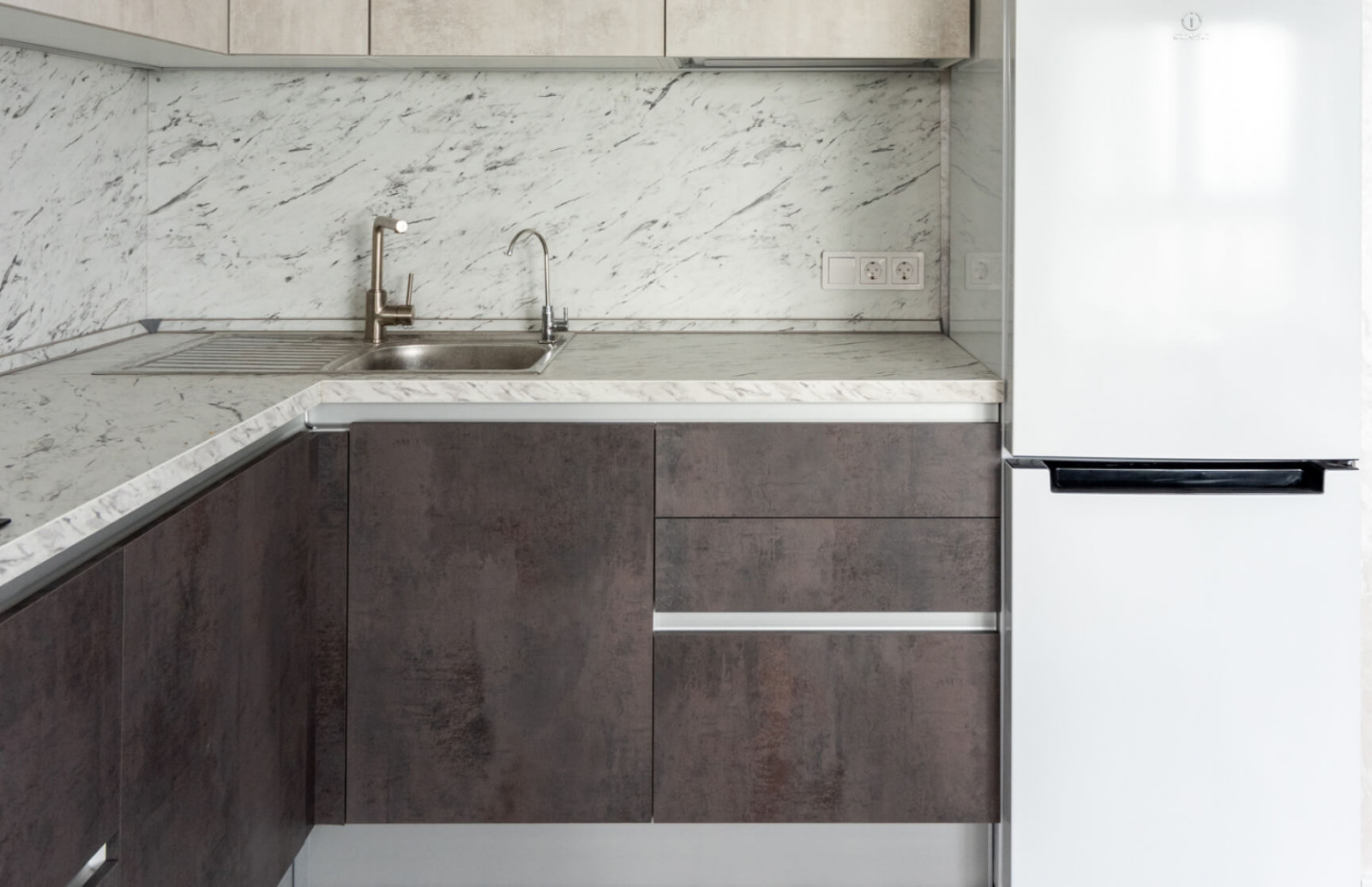 Кухня с мраморными акцентами