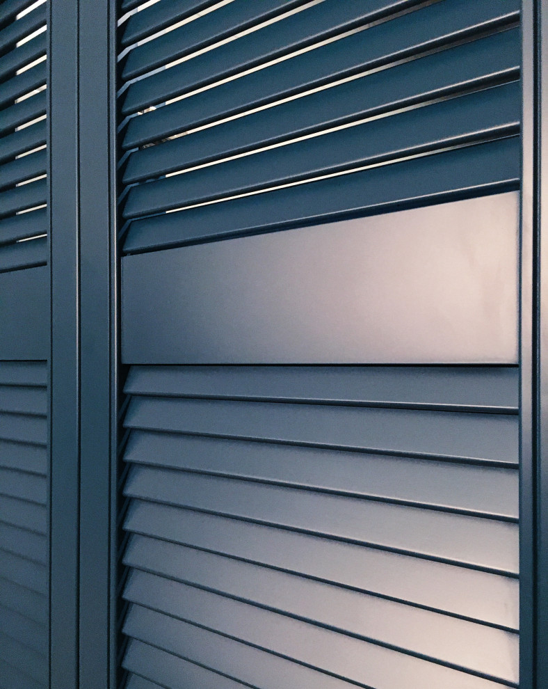 Синие двери для гардеробной и санузла