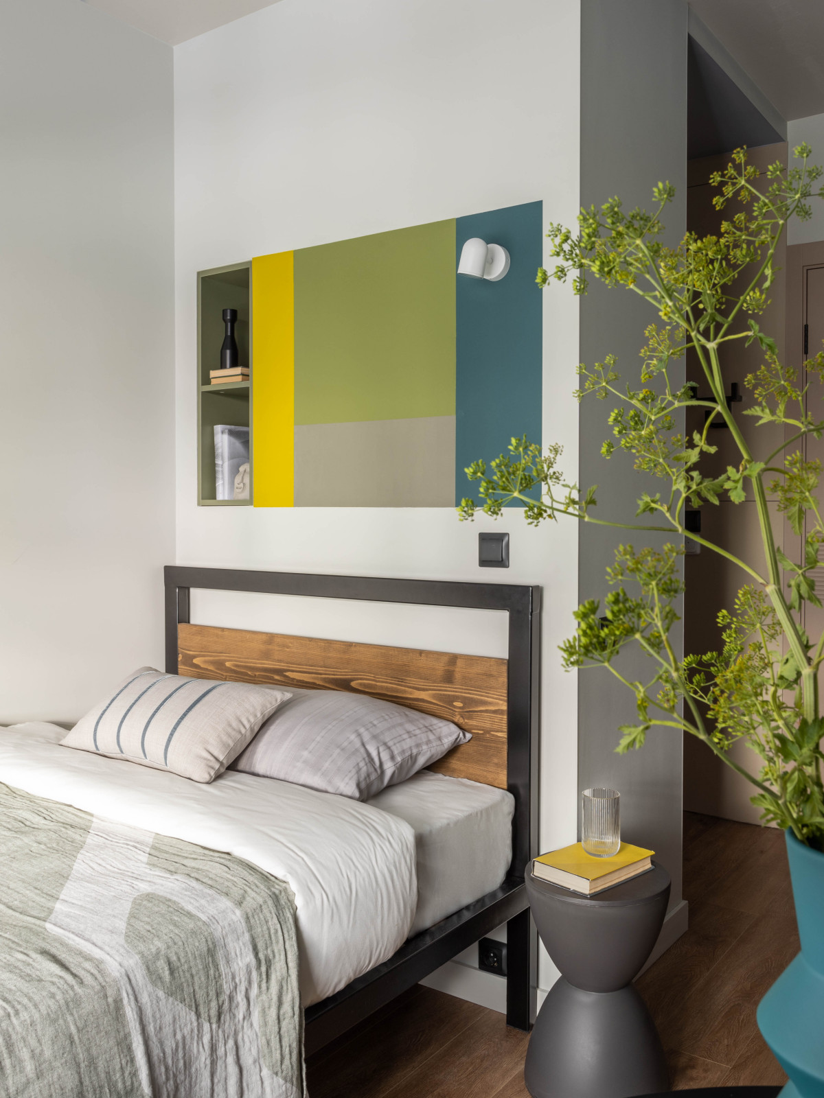 Студия 2. Вид на изголовье кровати