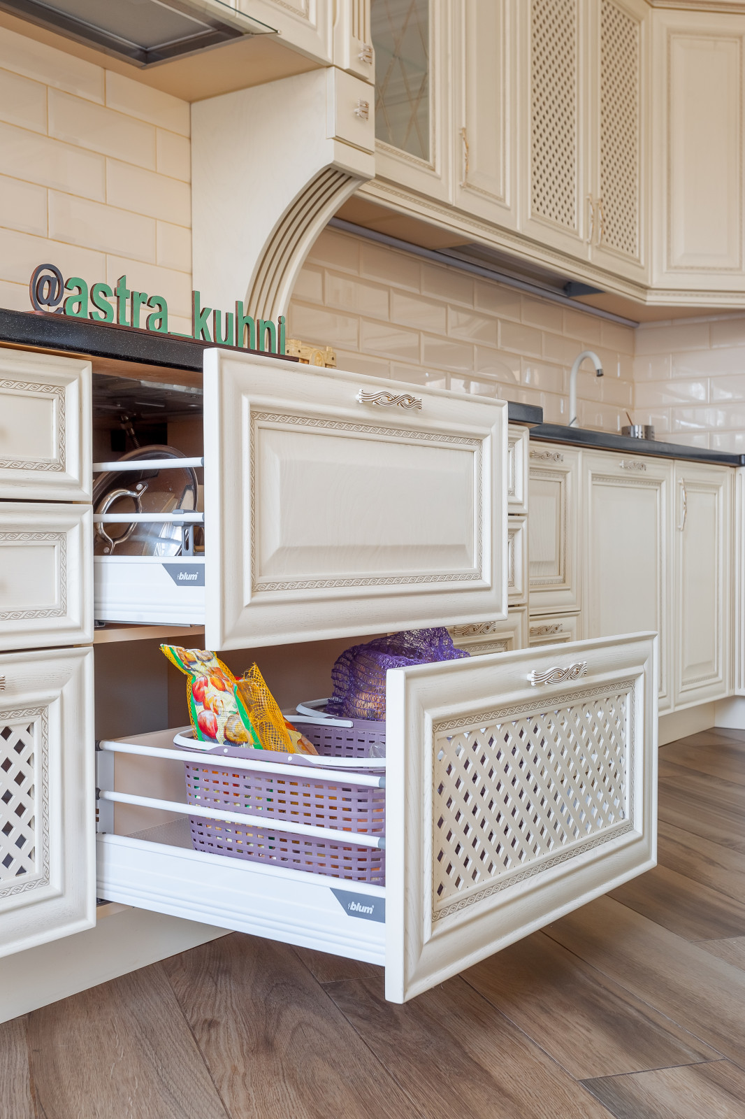 Кухня с порталом в частный дом г. Краснодар и массива ясеня