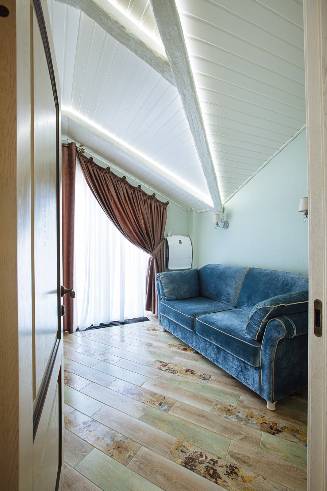 Современная интерпретация стиля "Шебби-шик" в двухкомнатной квартире на мансарде