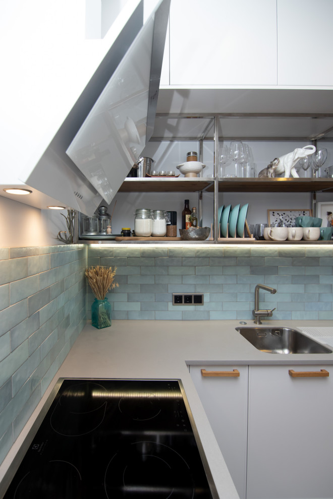 Светлая кухня в неоклассическом стиле