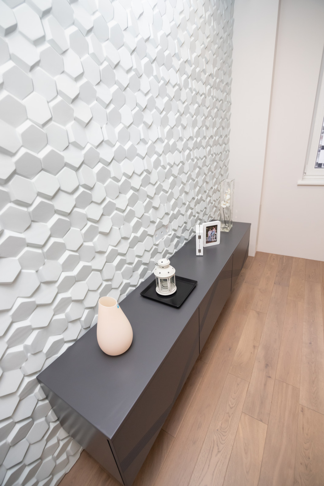 Кухня в серо-голубом цвете с барной стойкой и подвесная тумба в гостиную