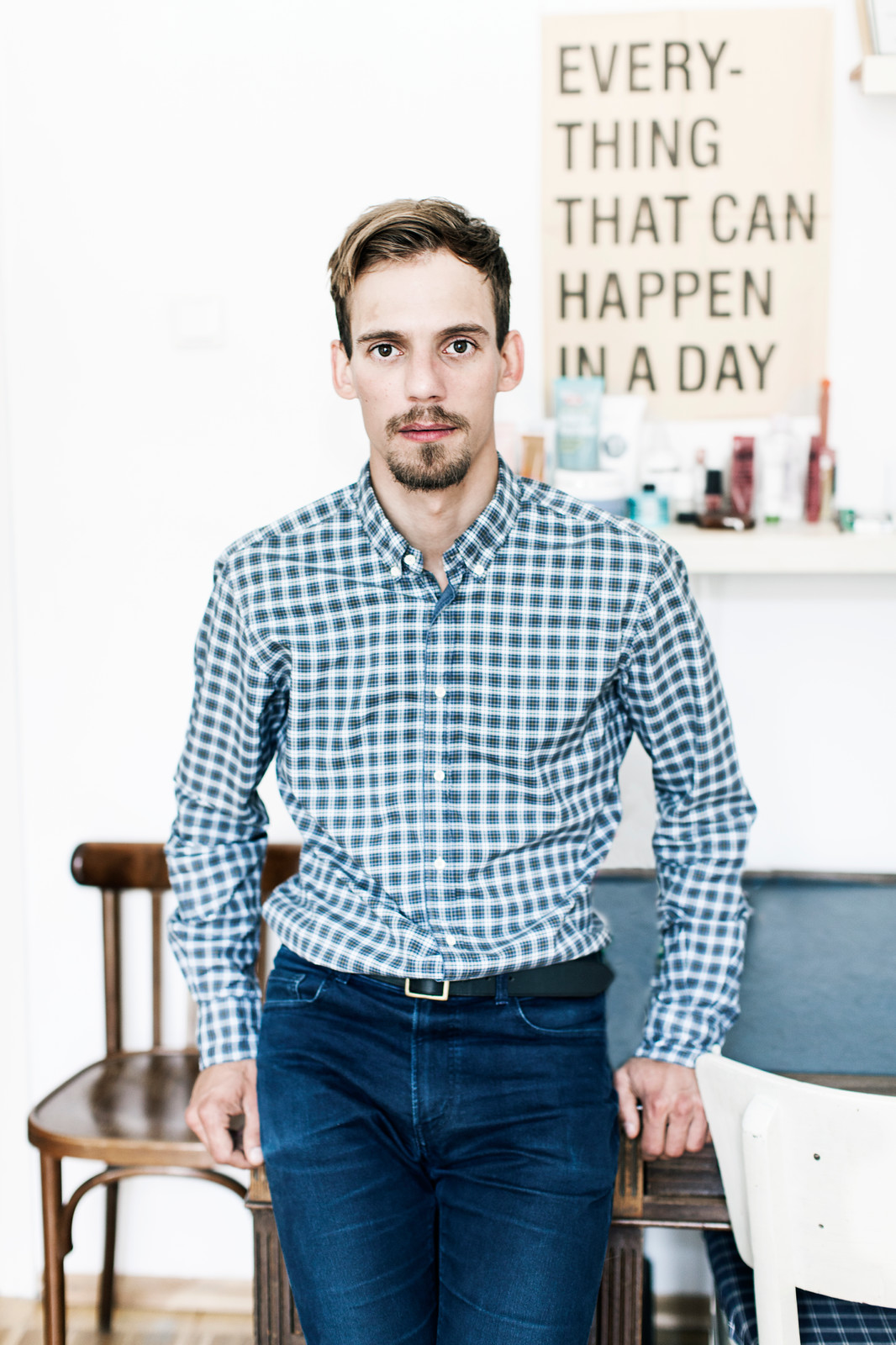 В гостях: Интерьер для троих друзей с авторской мебелью из дерева