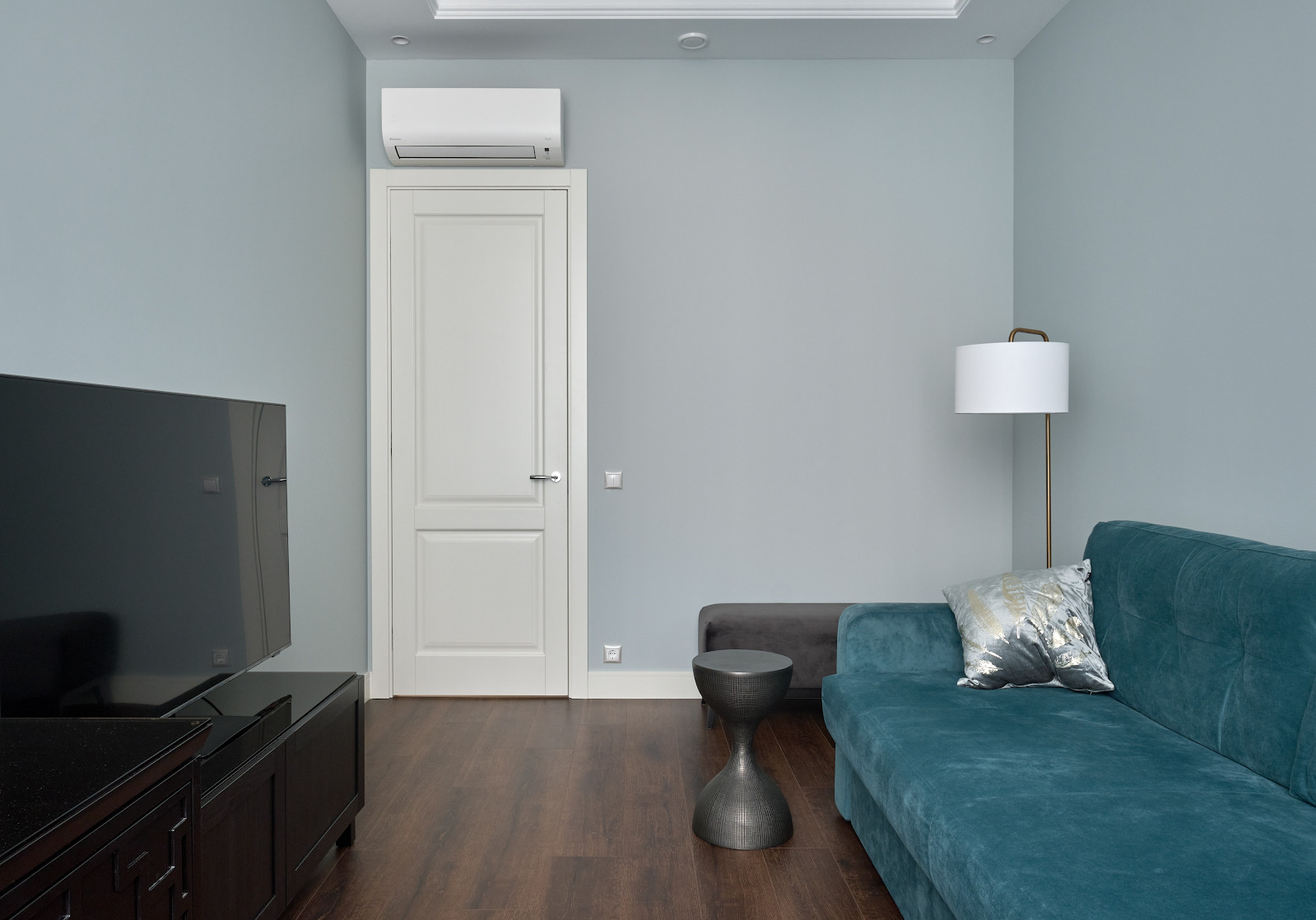 Двери Кантри в светлом интерьере