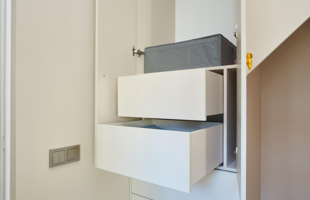 Гардеробная в проходной комнате