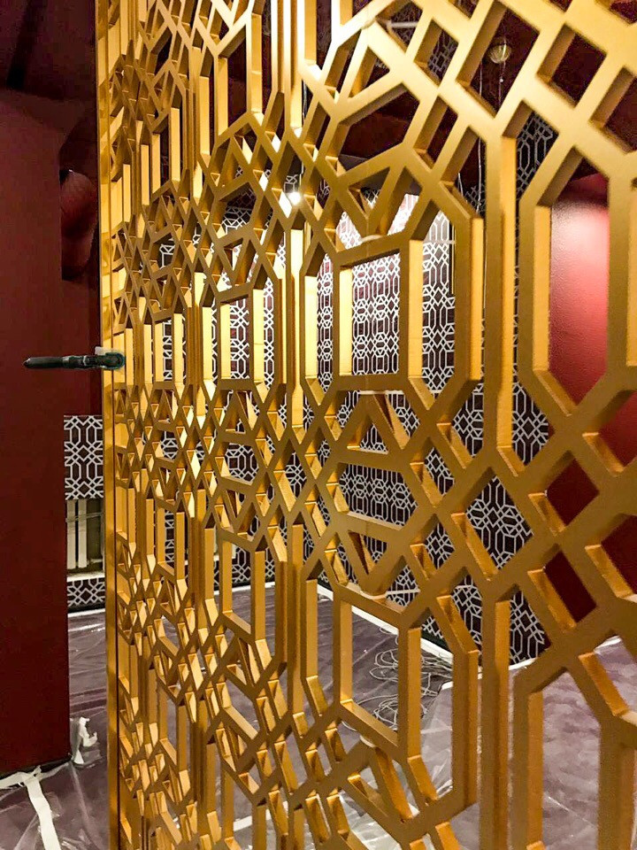 Зонирование резными перегородками