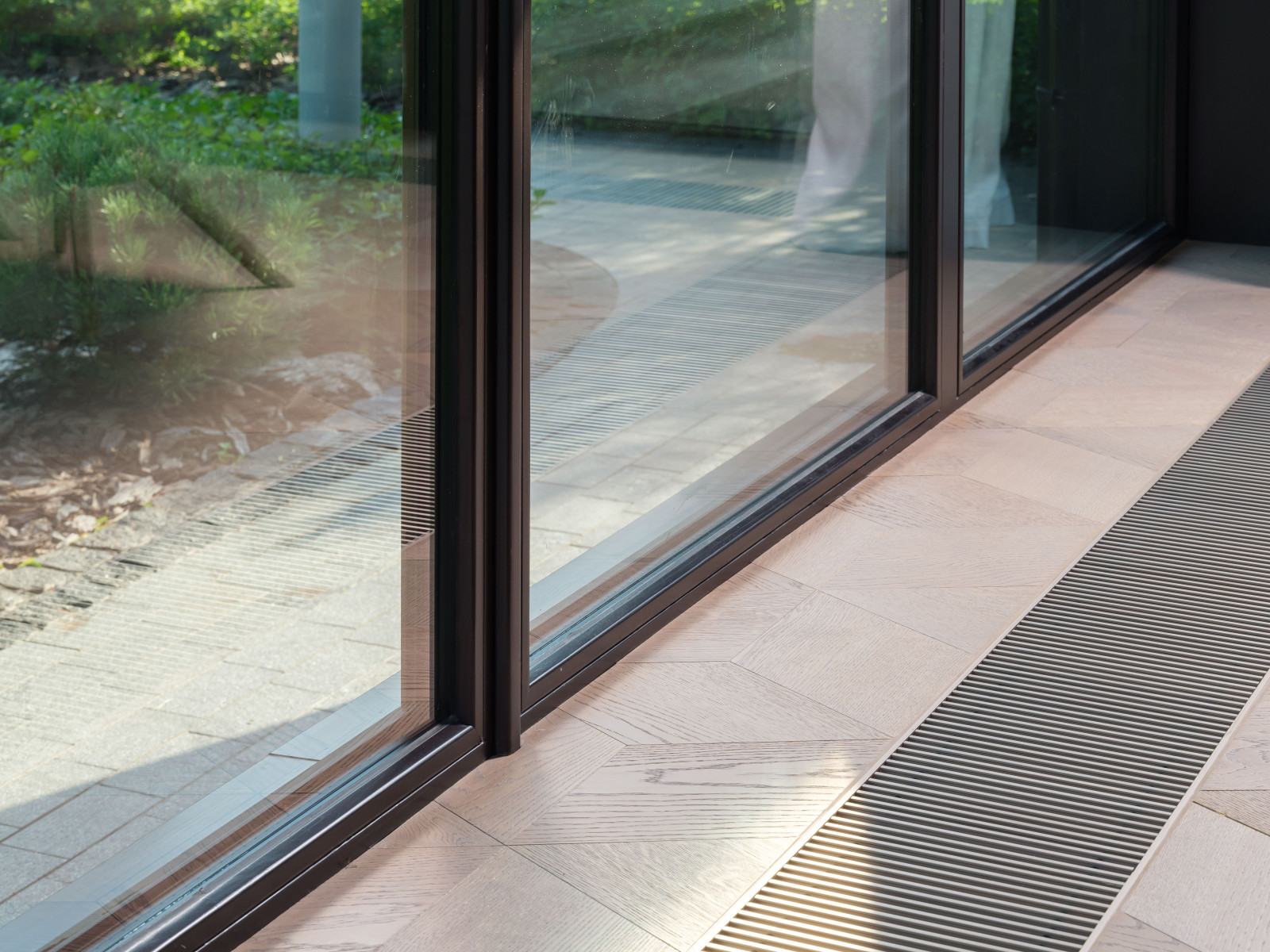 Остекление загородного дома в современном стиле