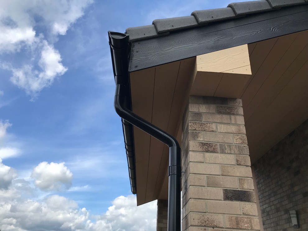 Подшивка свесов фиброцементным сайдингом Cedral.