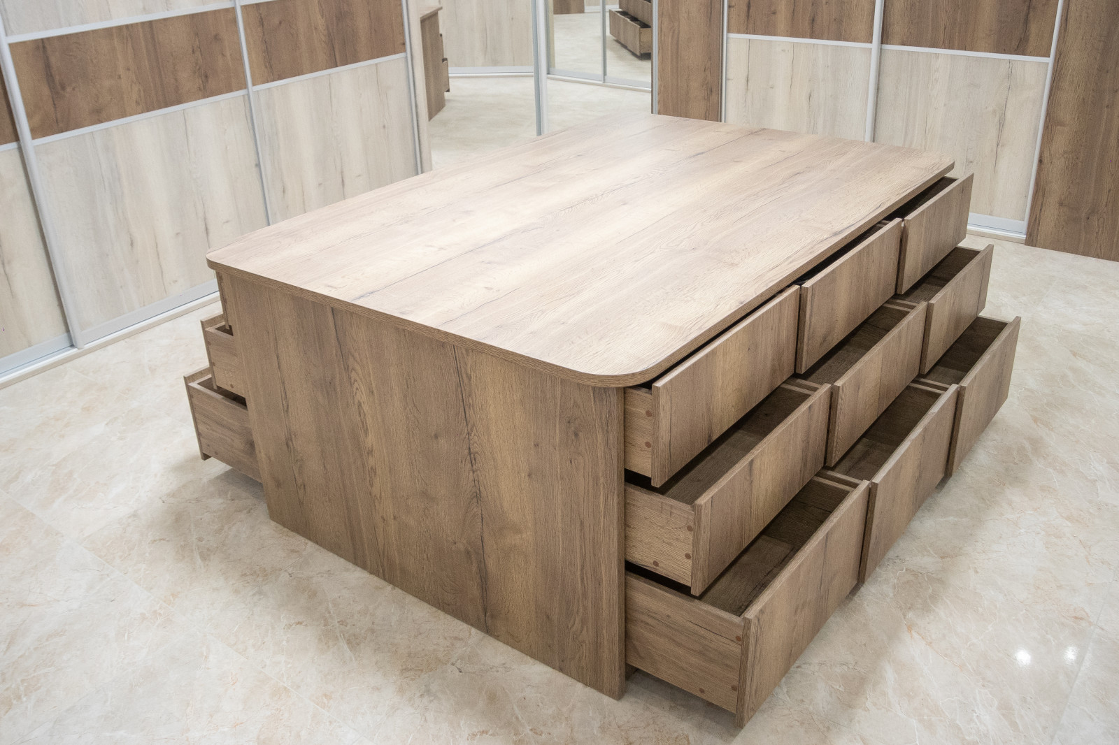 Гардеробная комната на цокольном этаже