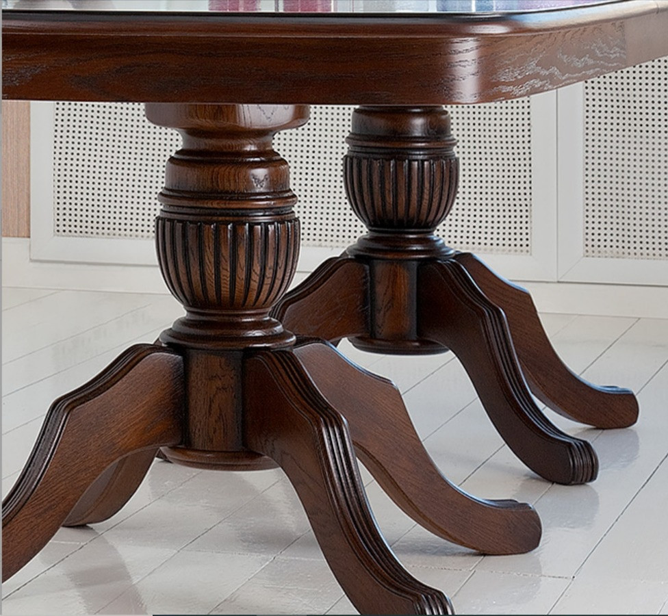 Стол из массива дерева для гостиной.