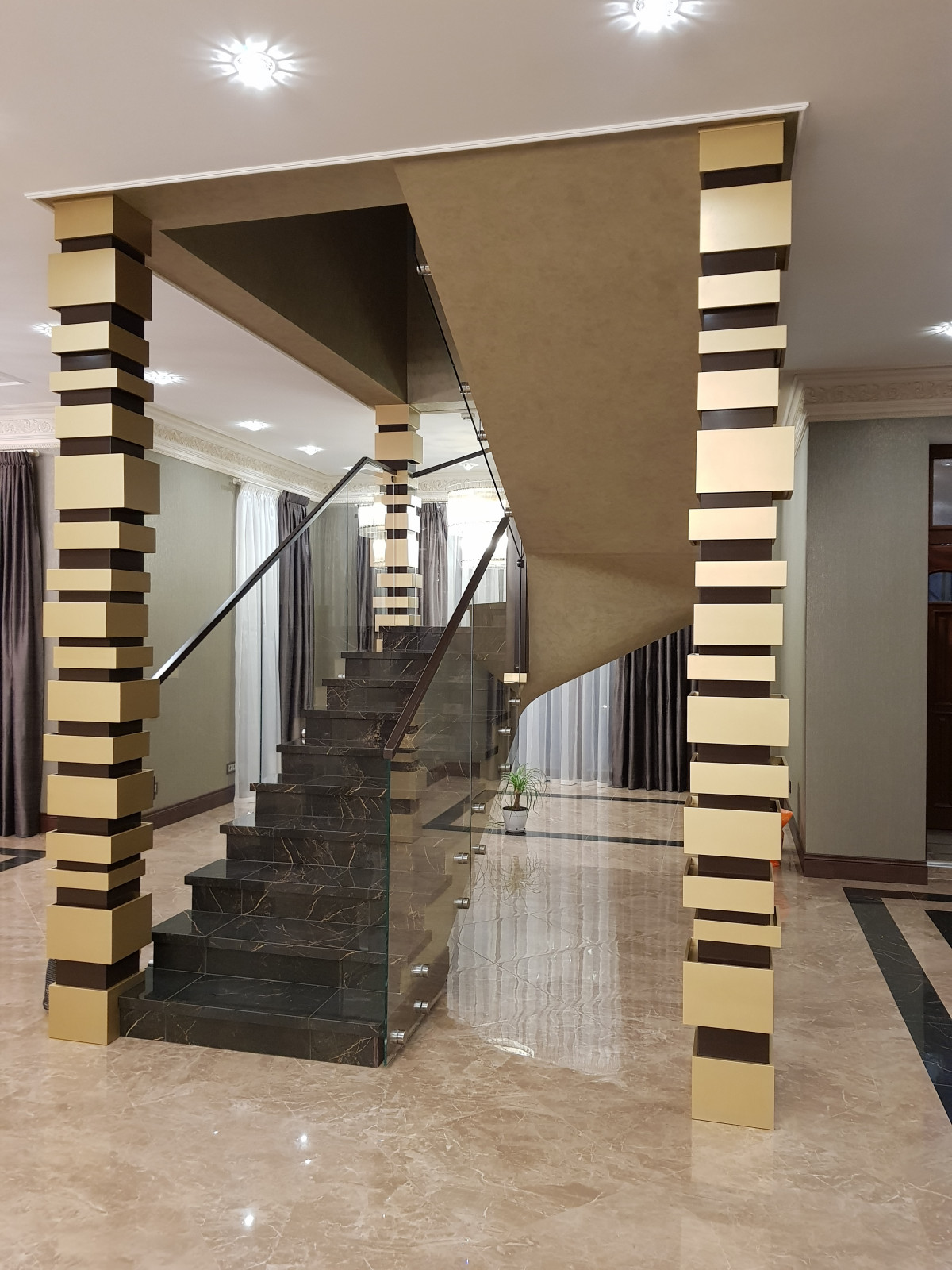 Холл и лестница