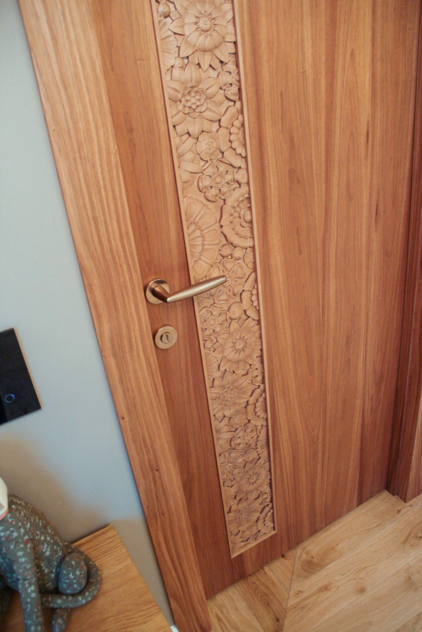 Обложка проекта: Двери с резьбой в спальню