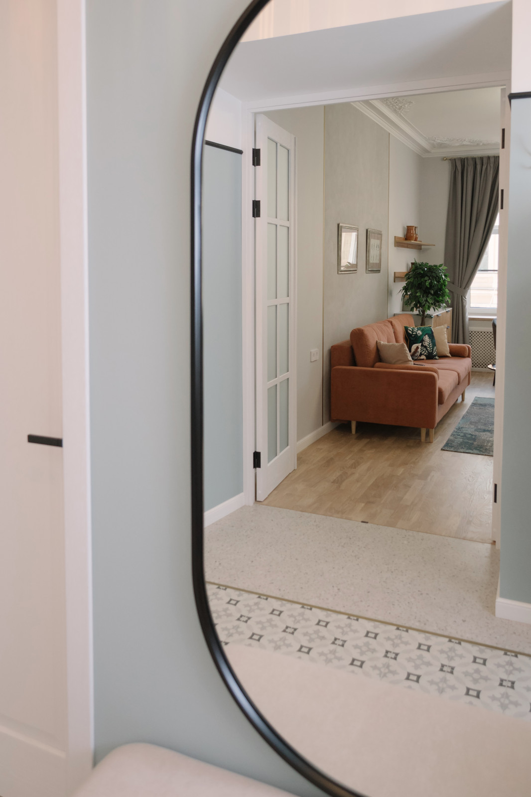 Реализация проекта в старом фонде СПб, квартира с камином.