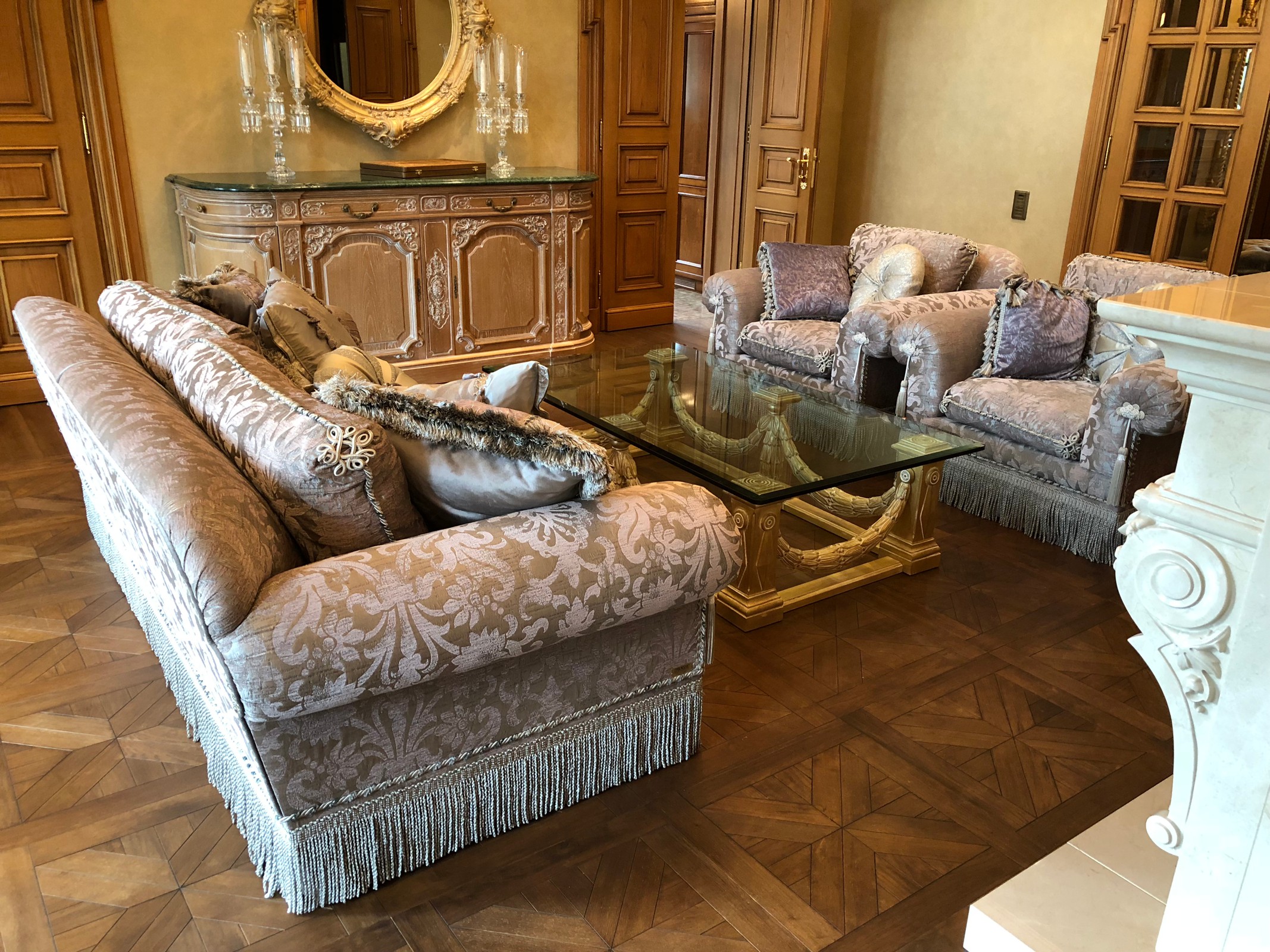 Каминный зал и Людовик 16 (название люстры)