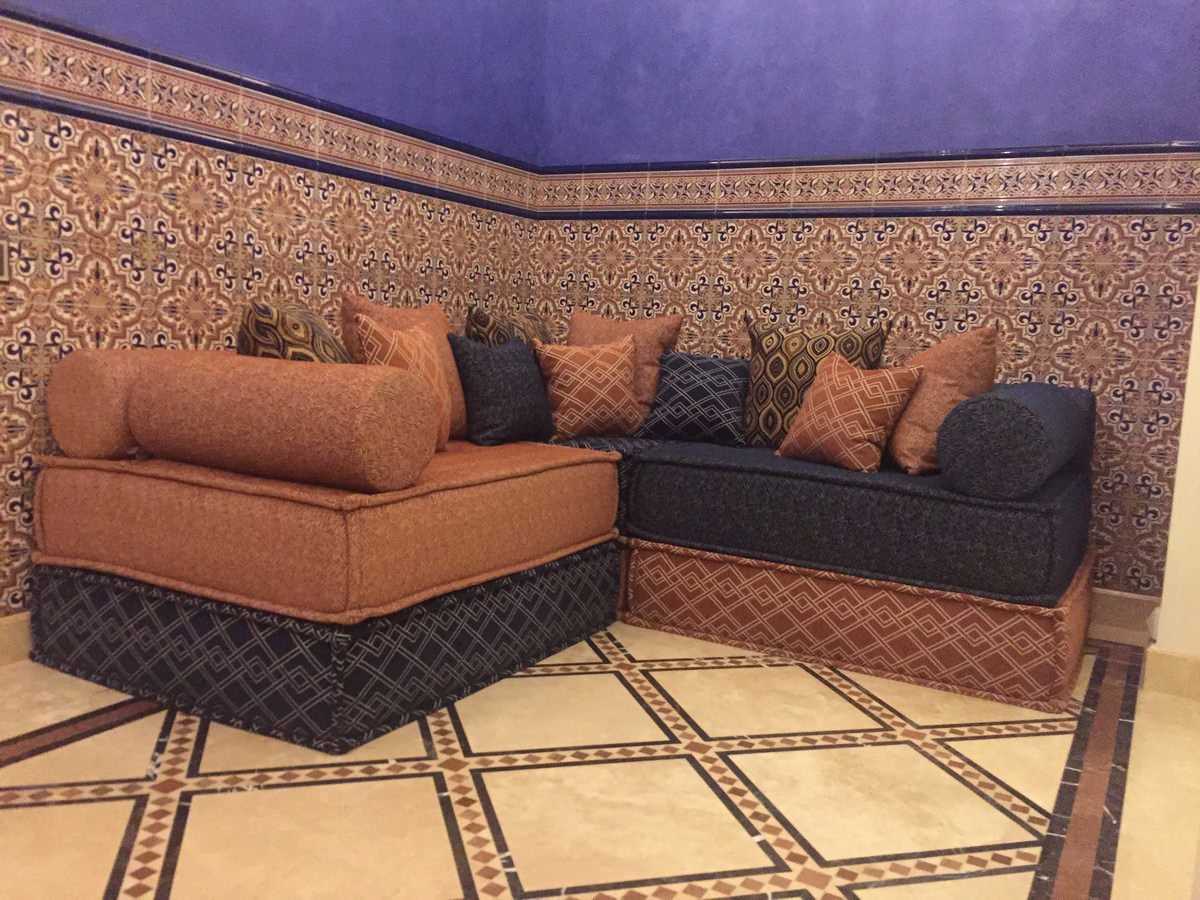 Диван из подушек модулей в восточном стиле